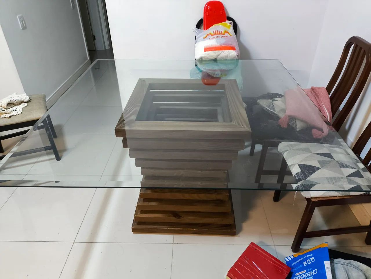 Mesa de jantar 8 lugares com tampo de vidro temperado e base de madeira - Foto 5
