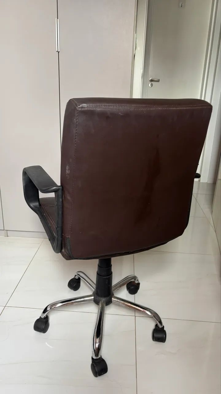 Cadeira de escritório marrom  - Foto 2