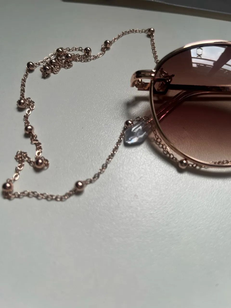 Óculos de Sol Redondo com Lentes Degradê e Corrente ? Renner - Foto 2