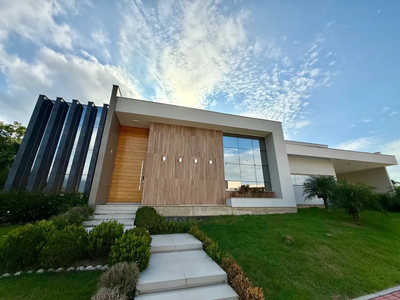 Casa de alto padrão com arquitetura sofisticada