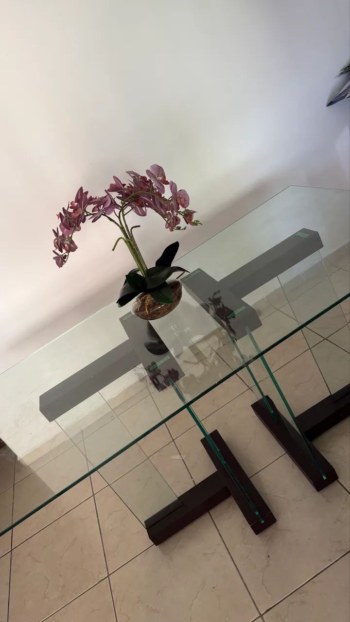 Mesa de vidro com pé de madeira 