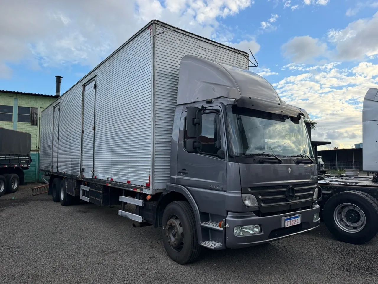 Atego 2425 2012 baú 12 metros 