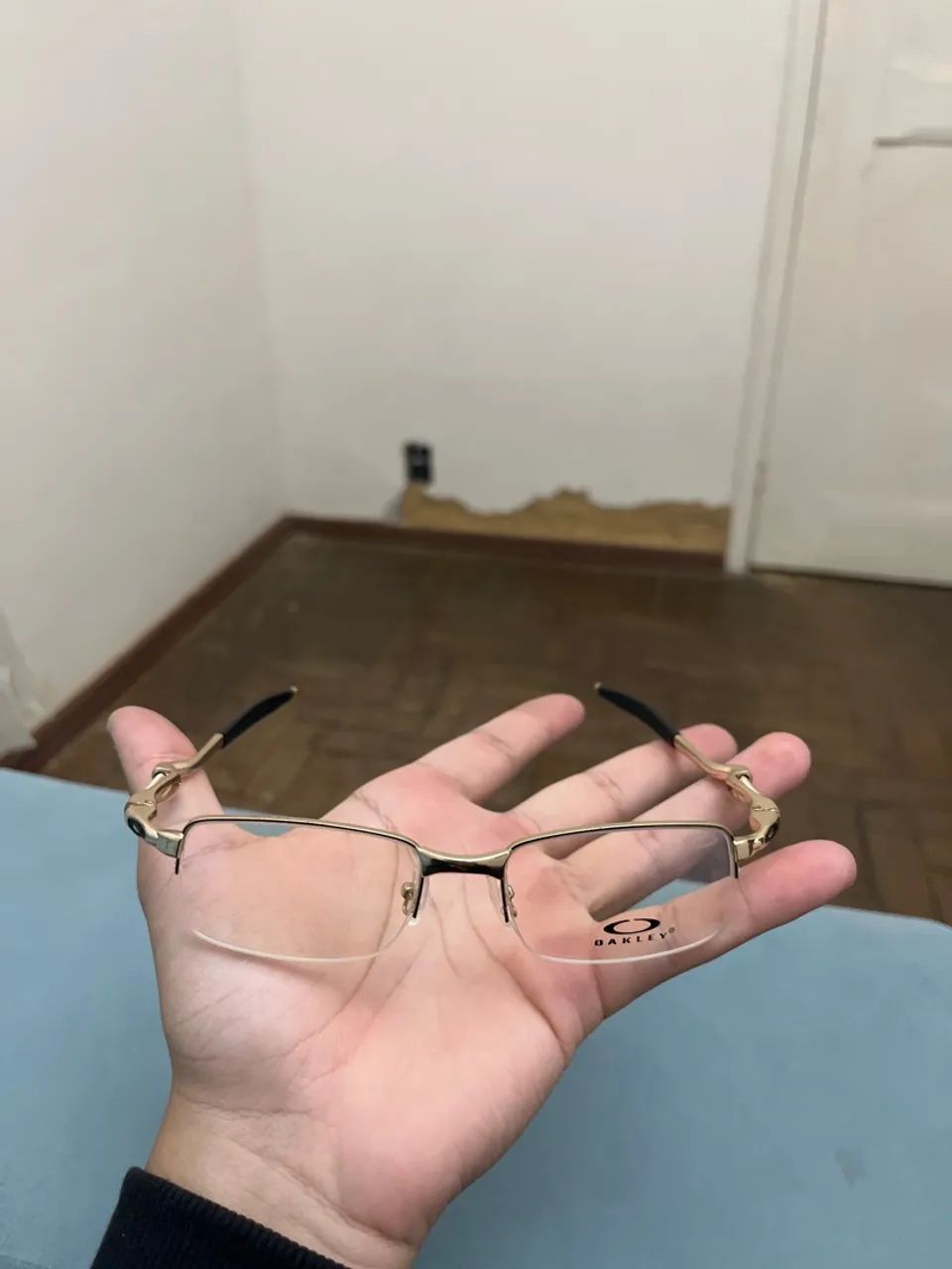Óculos Oakley dourado - sem grau - Foto 3
