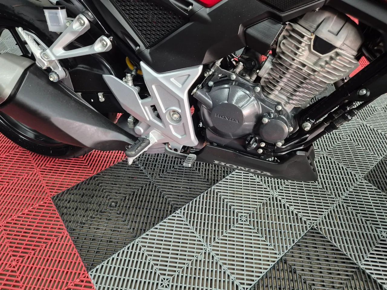 CB 300F CBS , único dono com garantia de fábrica impecável nunca caiu e nunca foi em lava  - Foto 6