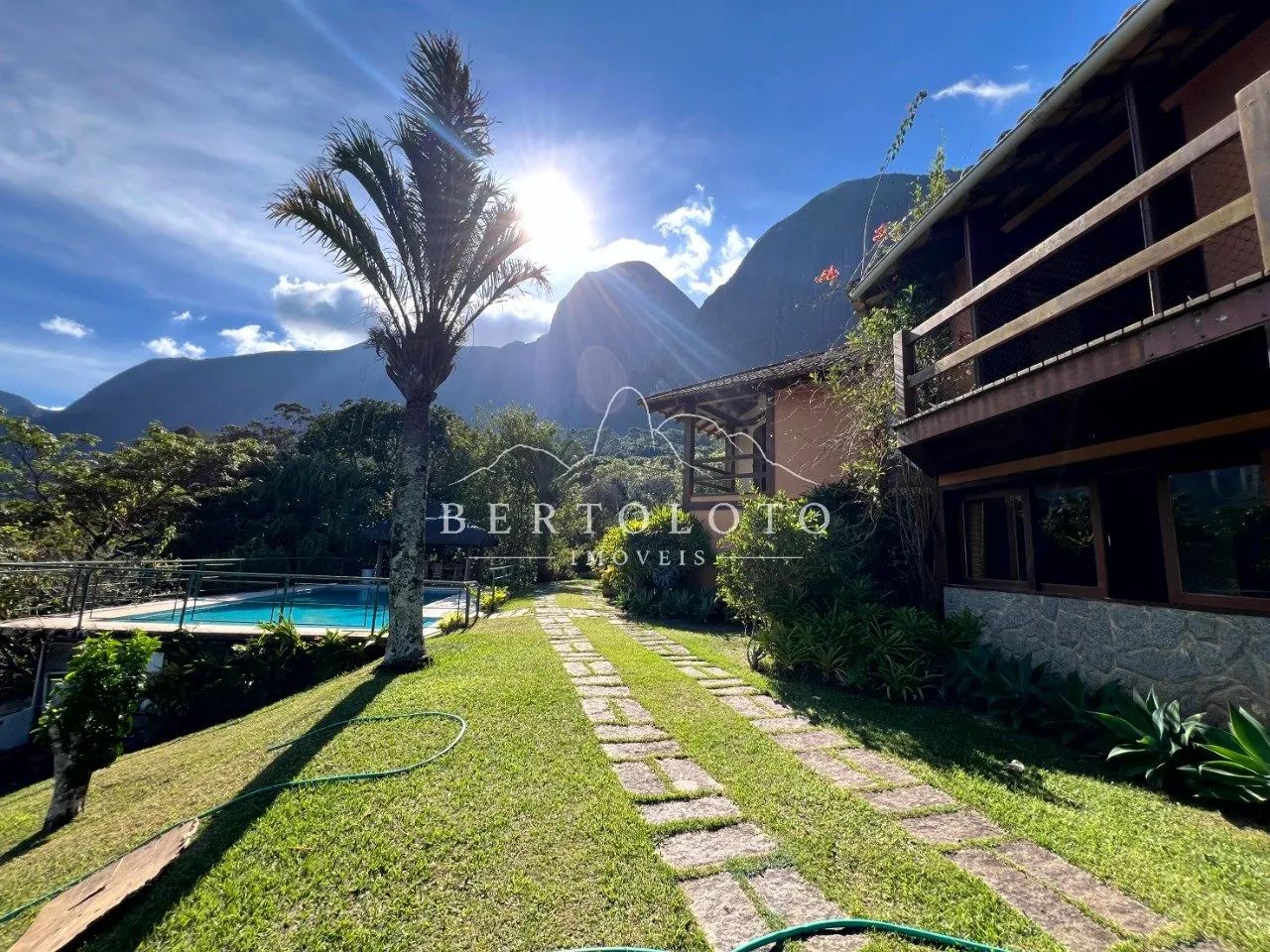 Casa com 5 suítes, chalé de hóspedes e lazer completo