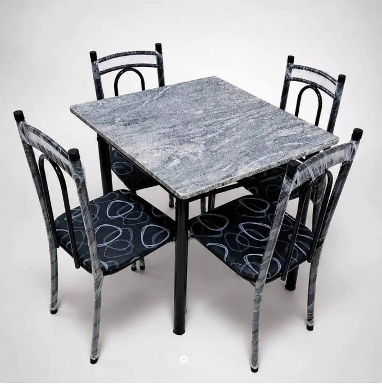 Mesa de 4 cadeiras nova a pronta entrega 