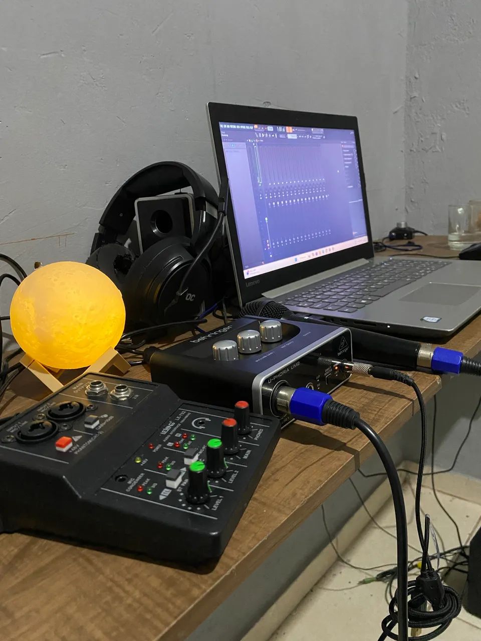Interface de Áudio Behringer U-Phoria UM2 - Excelente Estado - Foto 2