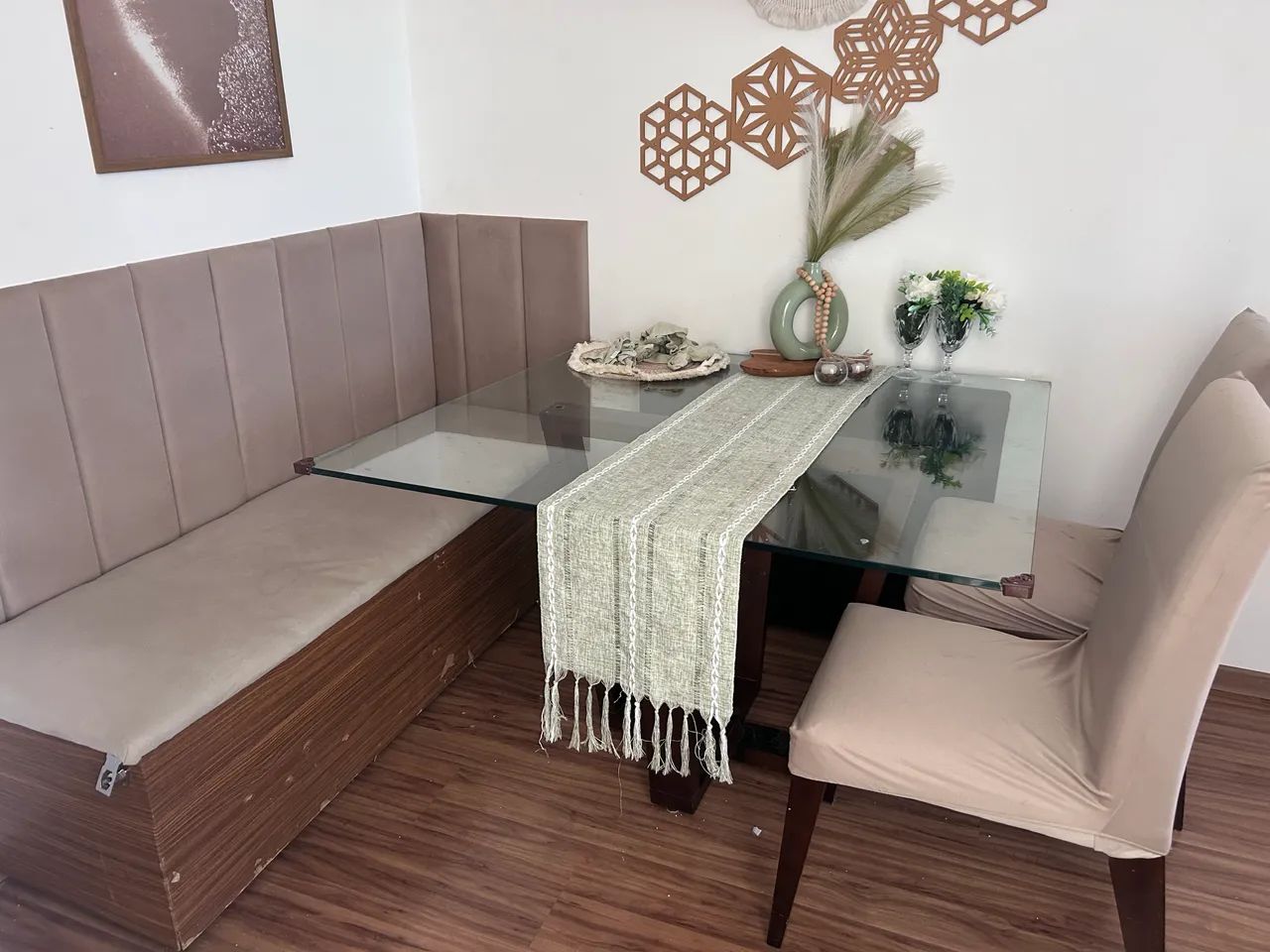 Mesa de jantar com Canto Alemão - elegante e funcional