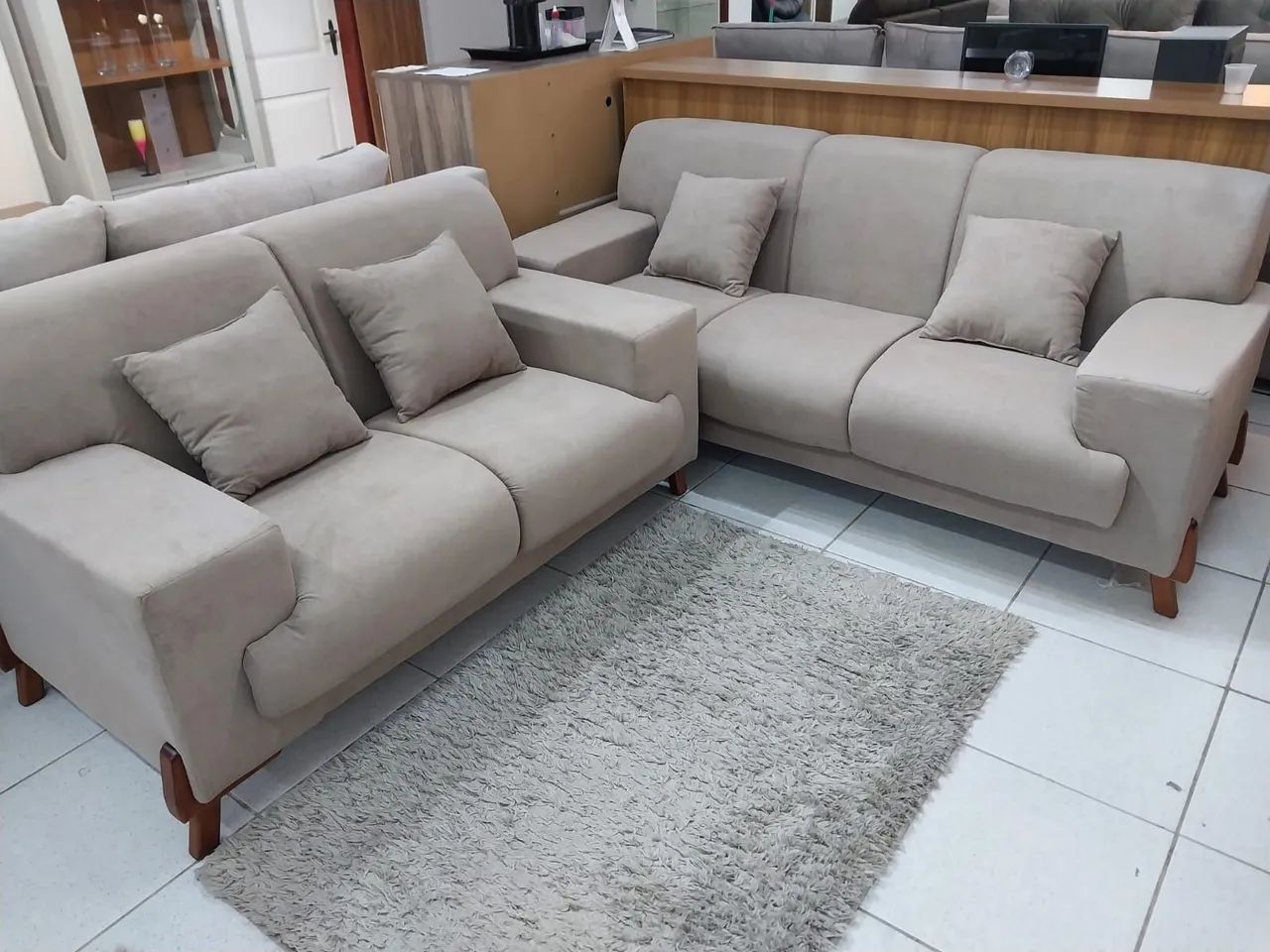 CONJUNTO DE SOFÁ 2 E 3 LUGARES COM PÉS EM MADEIRA MACIÇA 