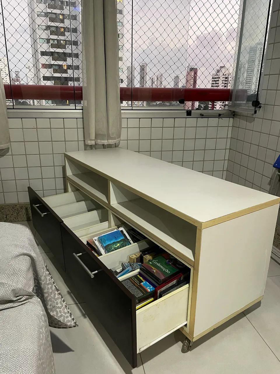 Rack para TV com 2 gavetas e nichos - Móvel de sala - Foto 4