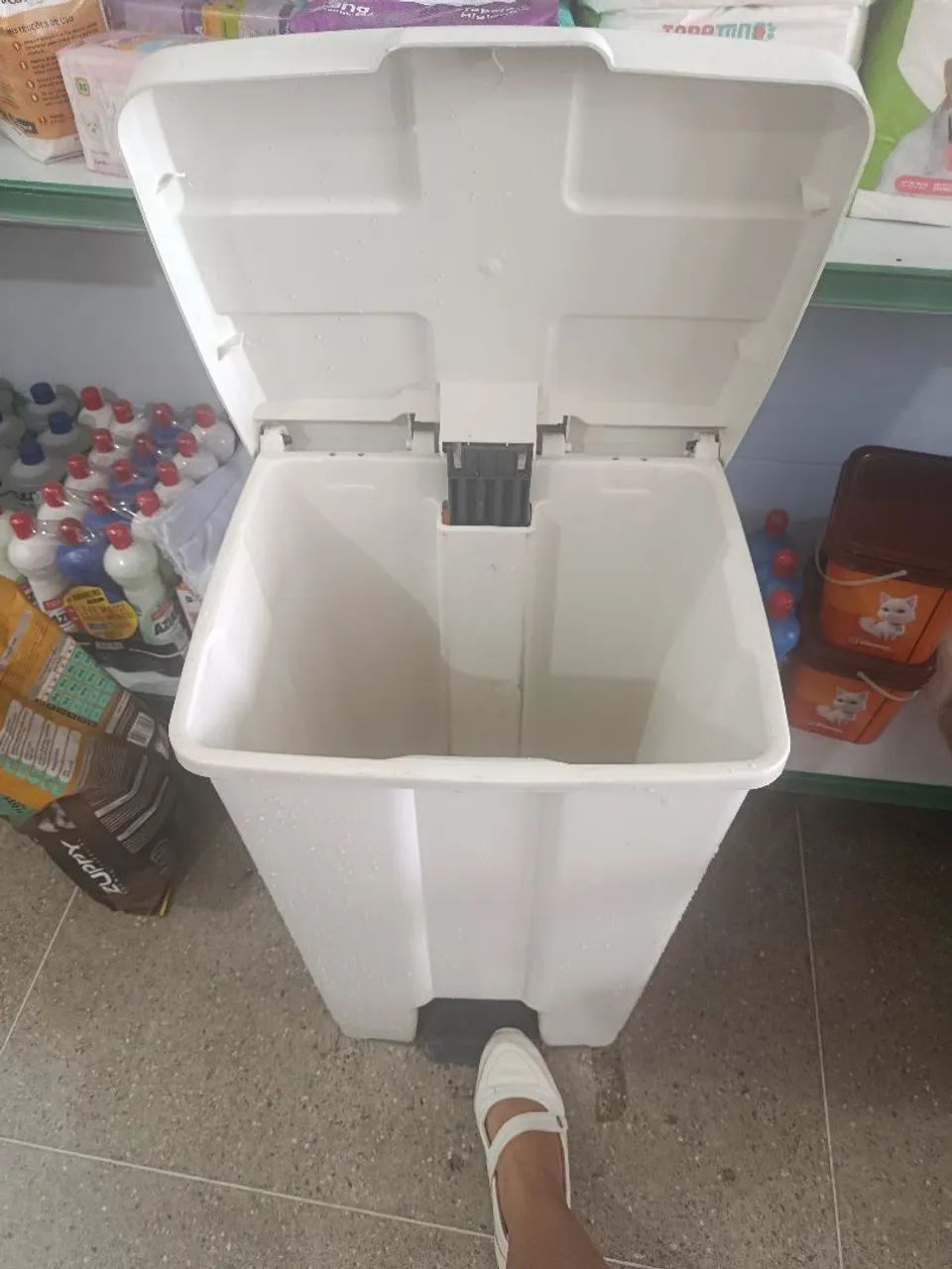 Vendo lixeira 100 litros - Foto 2