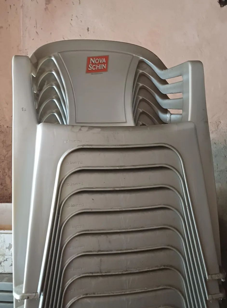 Cadeiras de plastico reforçado cinza  