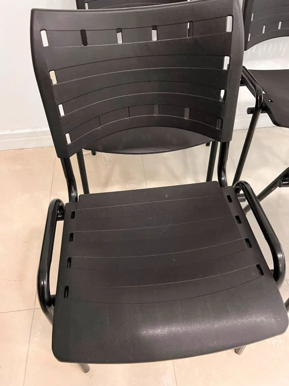 CADEIRAS PLÁSTICAS NOVAS - NUNCA UTILIZADAS! - Foto 3