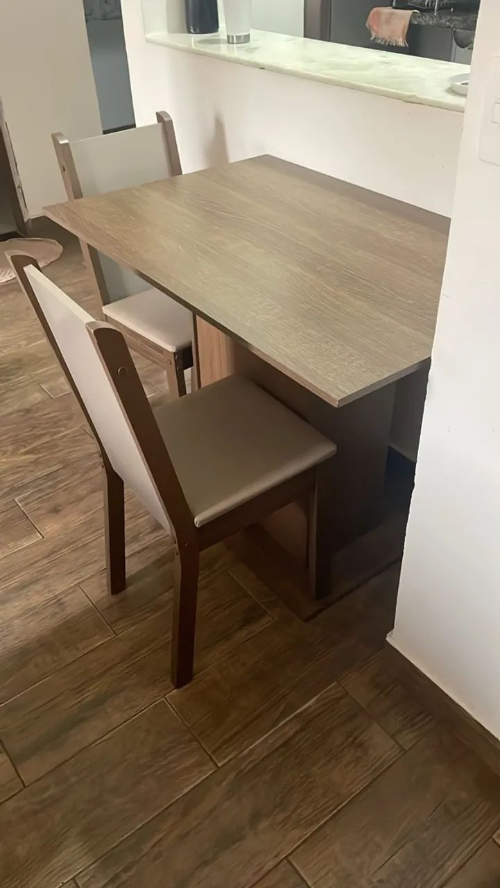 Mesa com 2 Cadeiras Usada - Acabamento Amadeirado - Foto 2