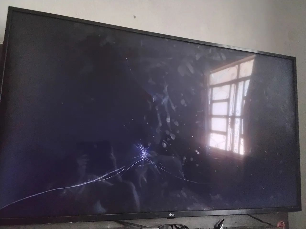 Vendo TV LG 4K com defeito 70reais - Foto 2