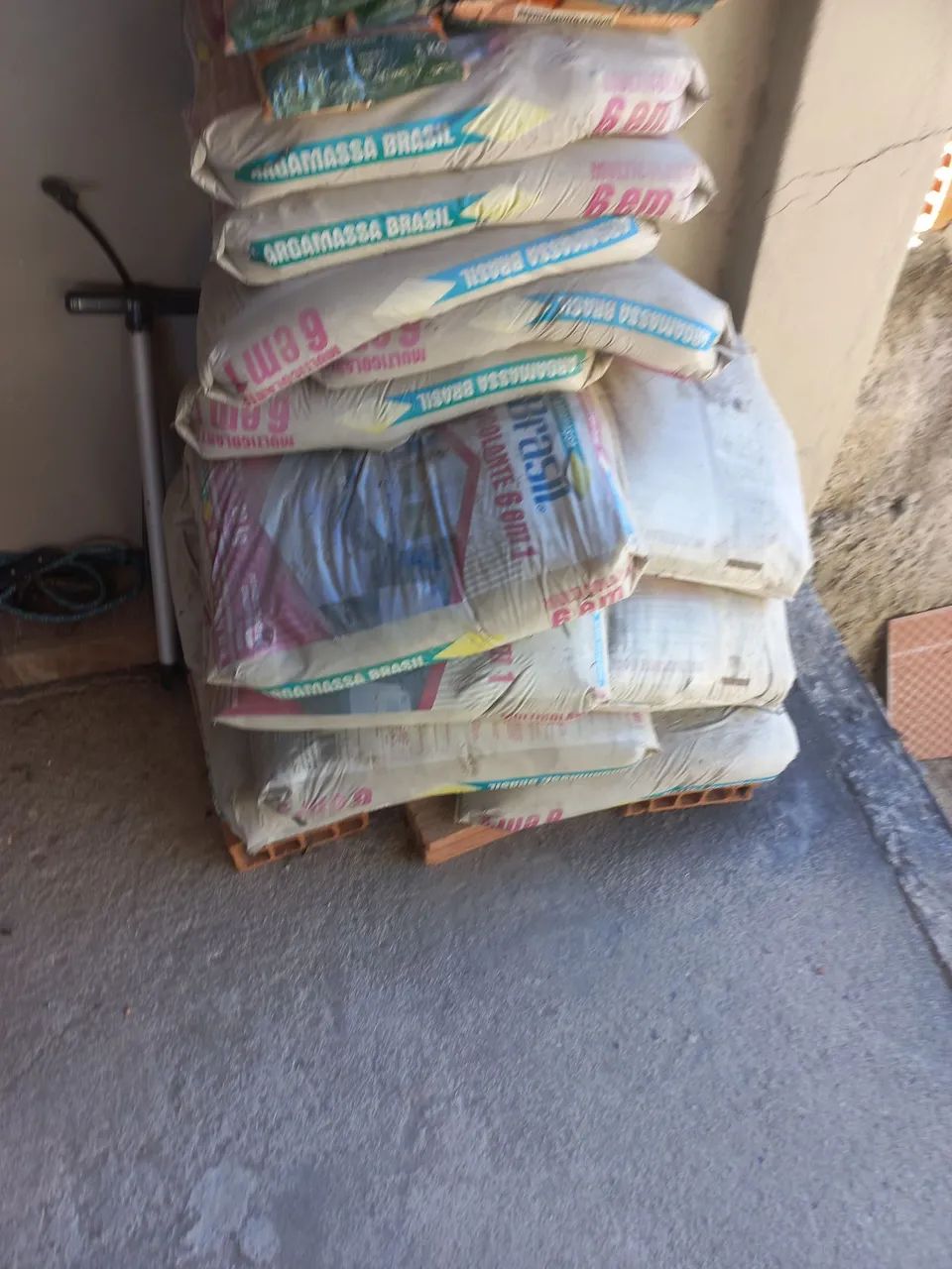 Vendo pisos 35 mts   1 linha de dek de        17 Sacos de Argamassa Brasil  20 kl 6×1  kl  - Foto 3