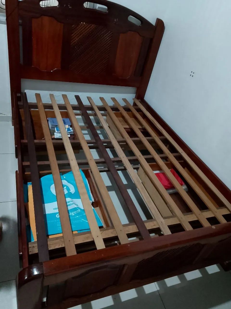 VENDO CAMA DE MADEIRA MACIÇA.  - Foto 2