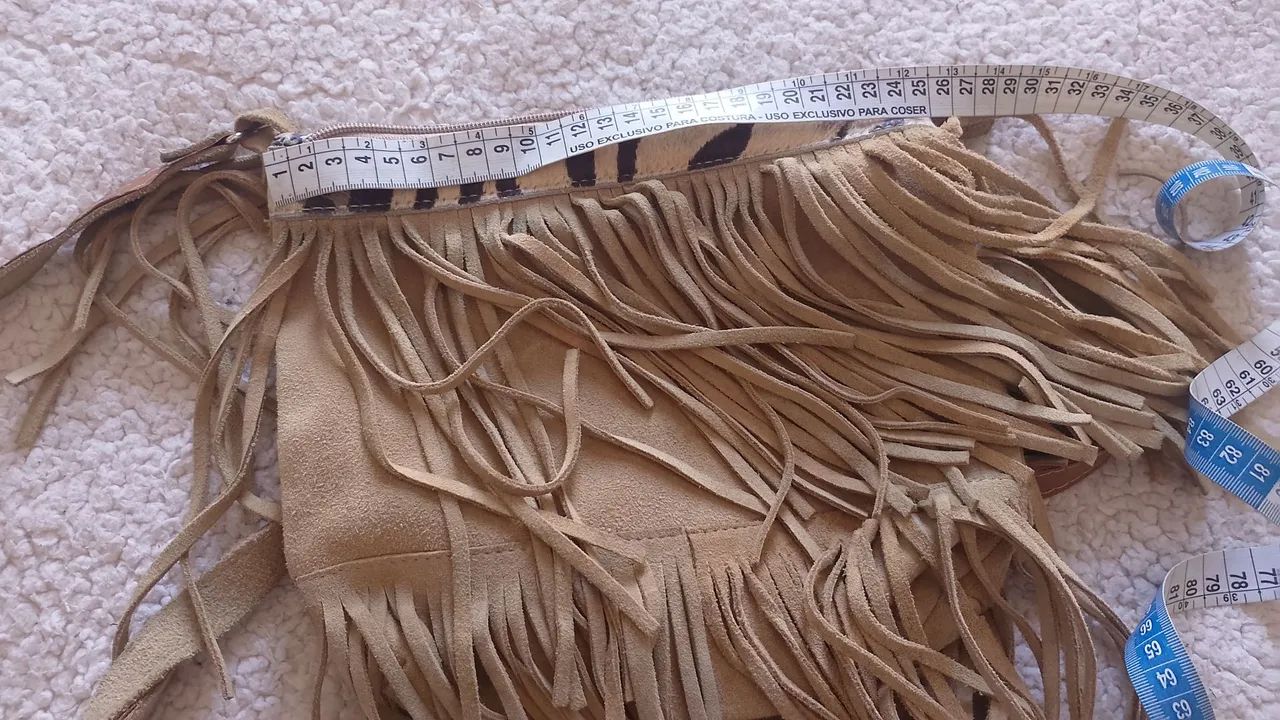 Bolsa em nobuk com franjas  - Foto 4