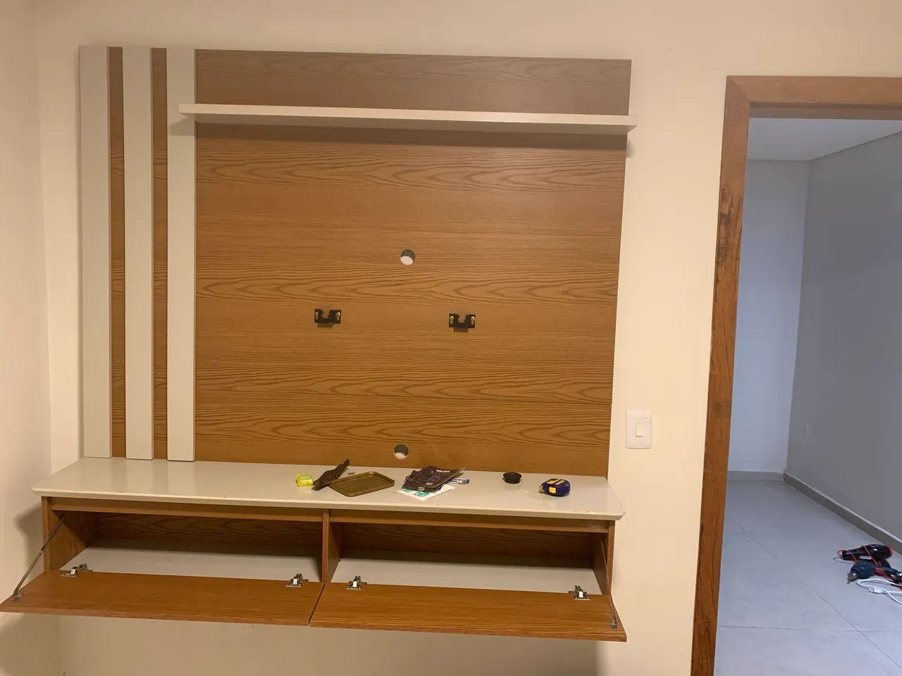 Hack para tv com duas gavetas e suporte para TV - Foto 2