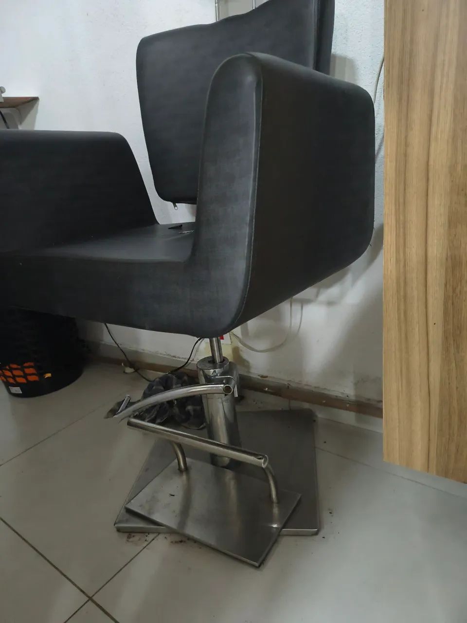 Estou vendendo cadeira de cabeleireiro da marca haisan  - Foto 2