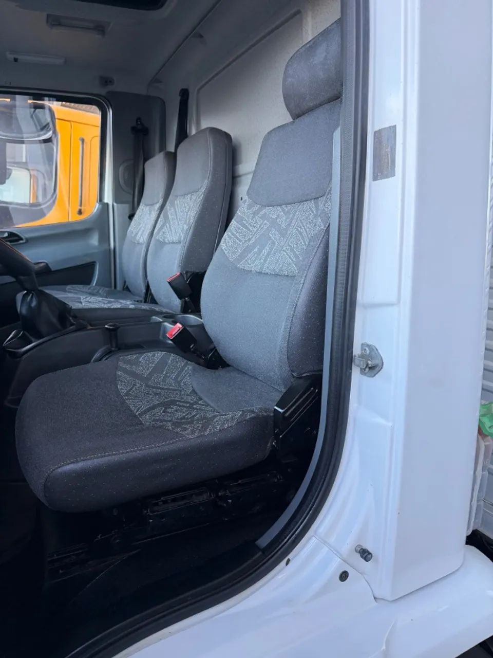 1016 único dono Truk km baixo  - Foto 4