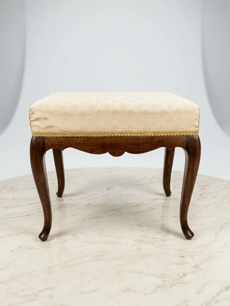 Banqueta com pés em imbuia estilo chippendale
