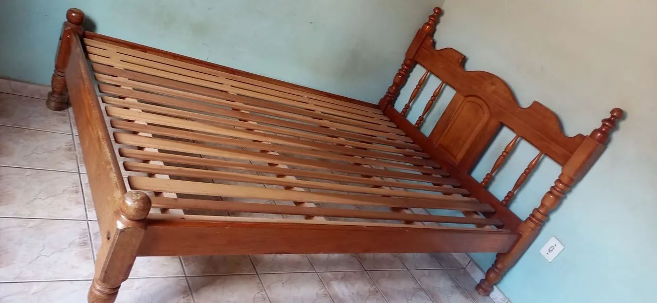 Vende-se cama de madeira