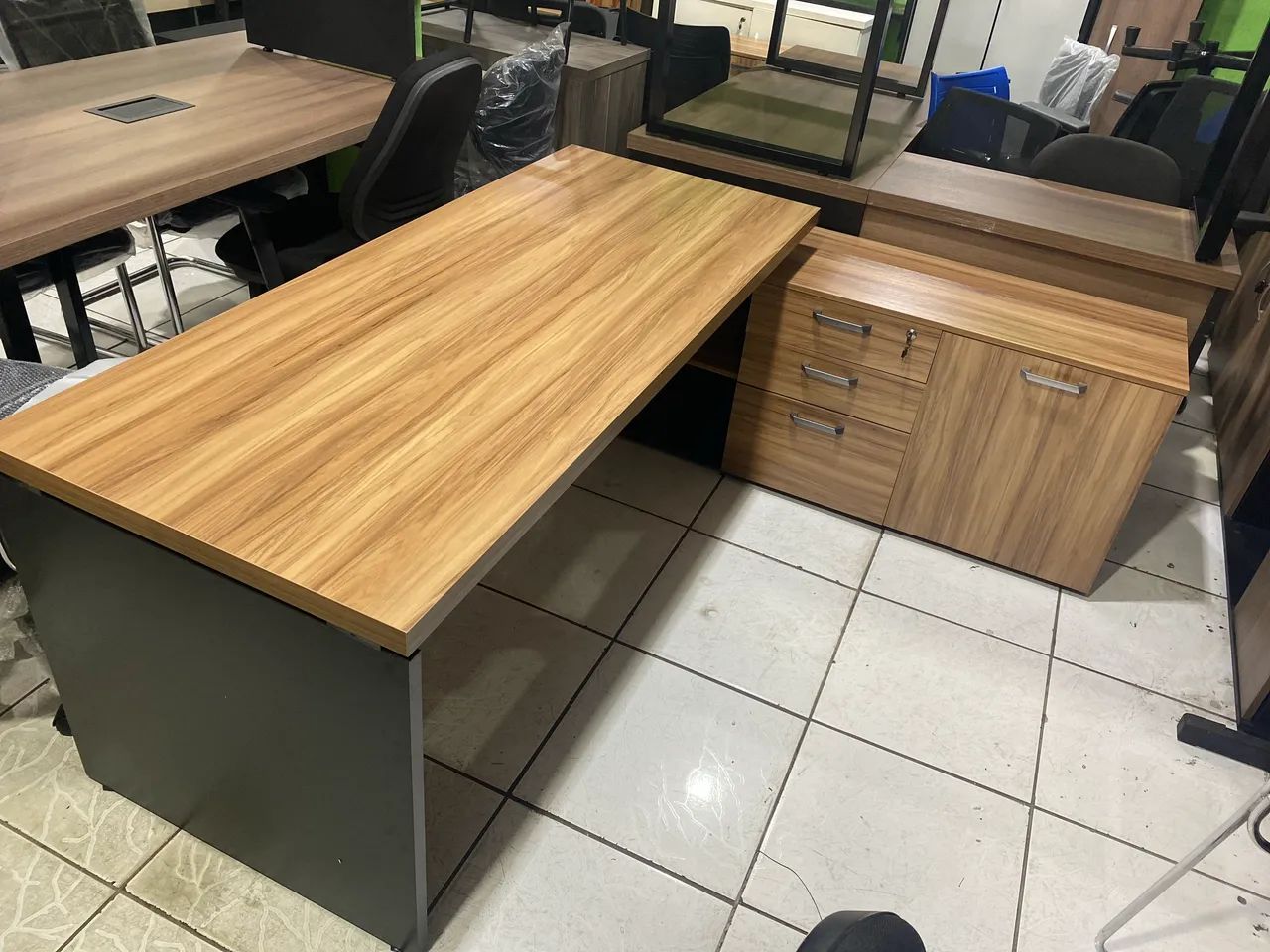 Mesa em L com balcao 