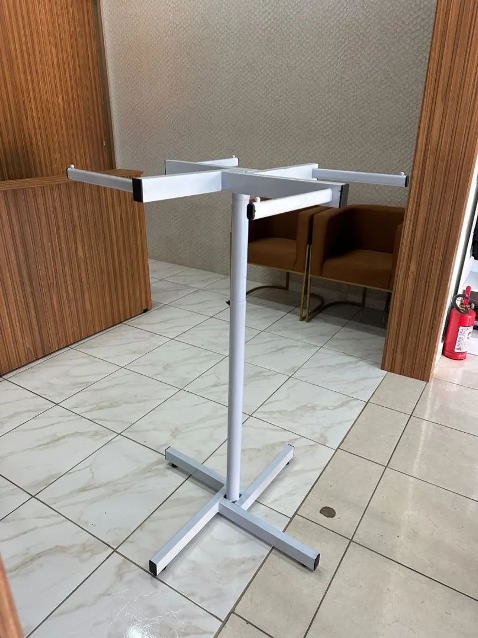 Arara com Regulagem de Altura em Ferro