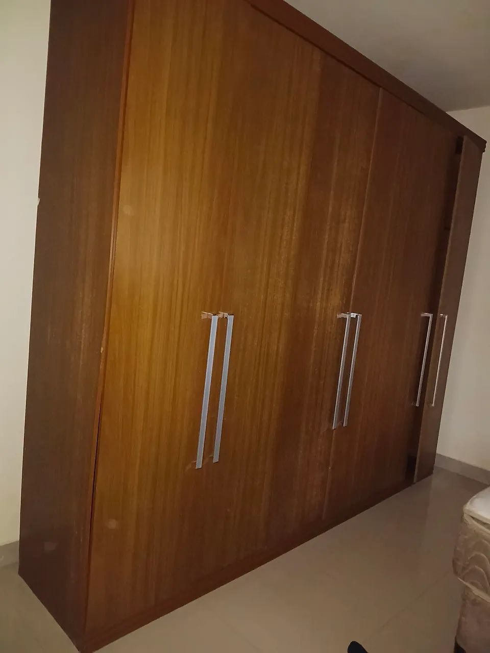 Vendo mesa ,guarda Roupa 