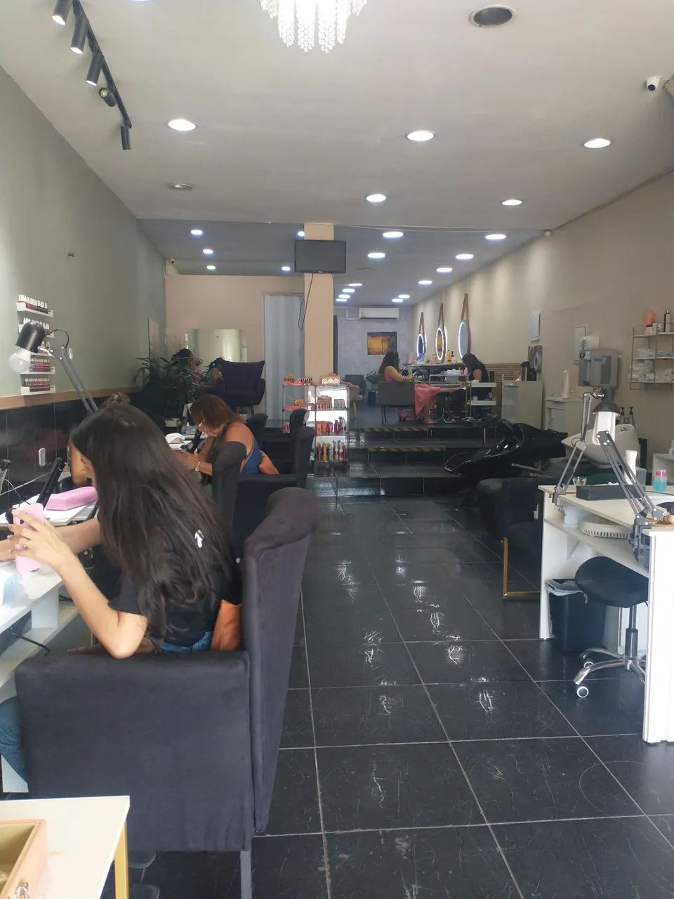 Vaga para manicure 