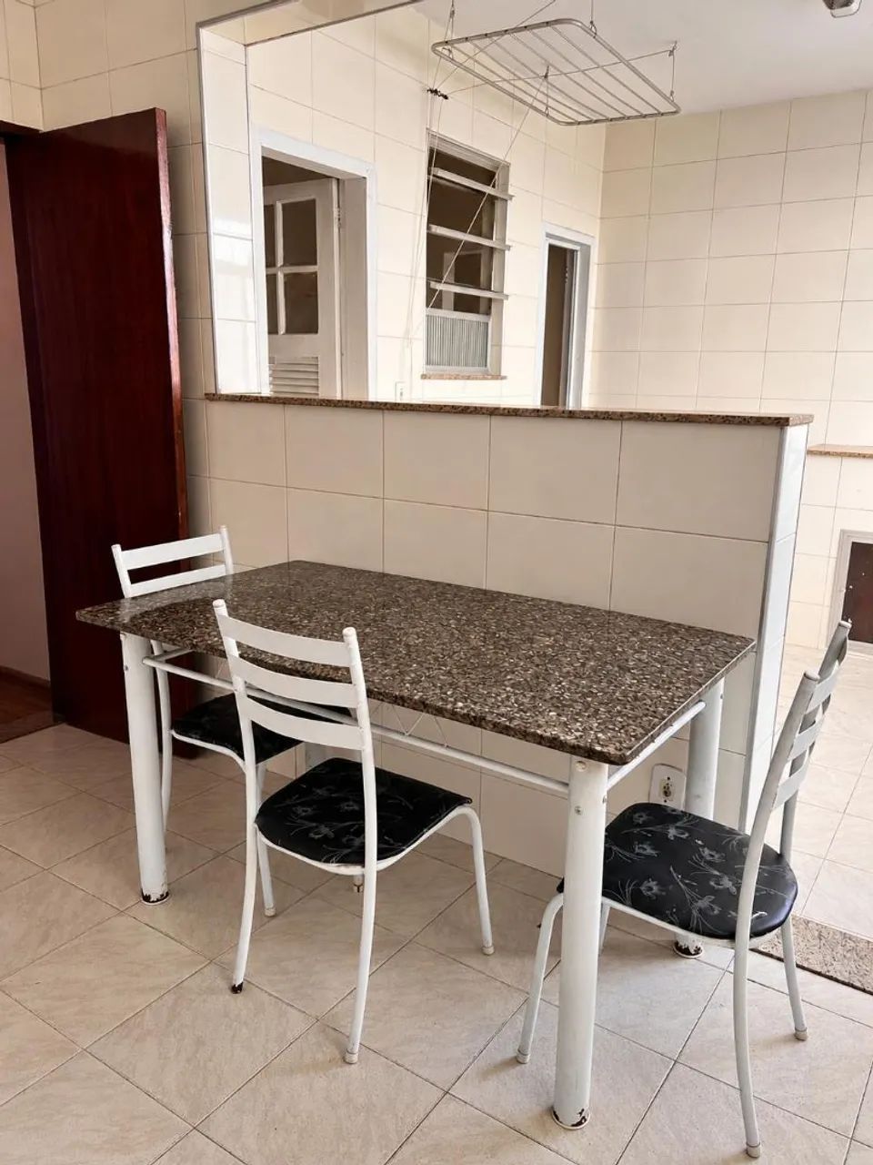 Mesa retangular com tampo em granito + 4 cadeiras