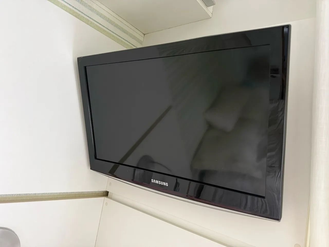 Tv Samsung 26 polegadas LN26C450E1M com braço de parede