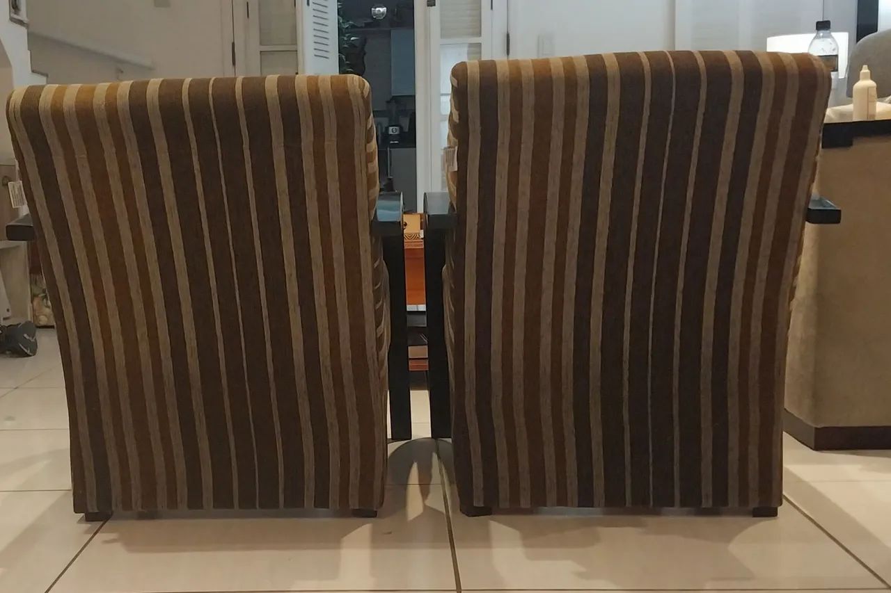 Poltronas com braços de madeira - Foto 5