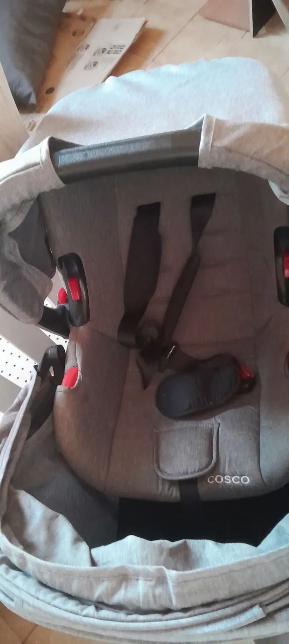 Carrinho de bebê com bebê conforto semi novo - Foto 4
