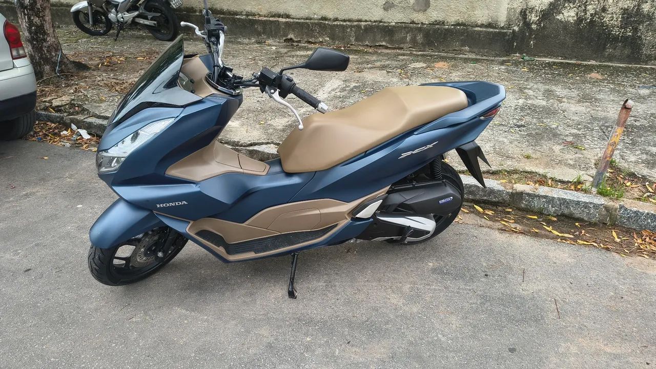 PCX DLX 2024 com capa e capacete  - Foto 3