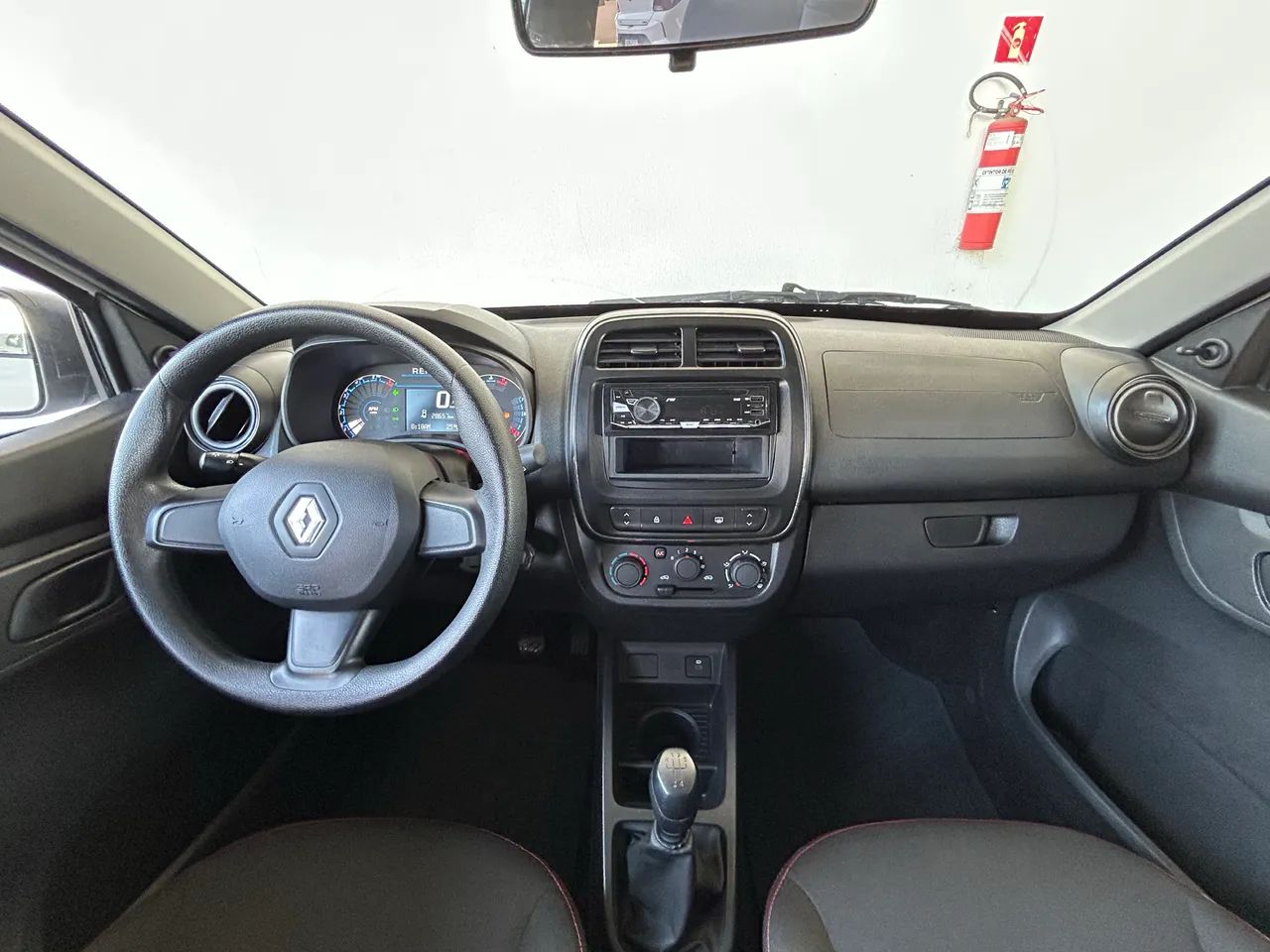 Vendo Kwid muito novo baixa km  - Foto 3