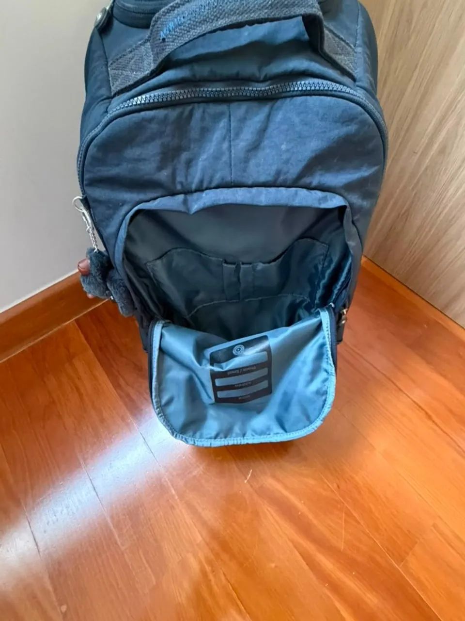 Mochila Kipling New Zea, cor azul com rodinhas - Foto 4