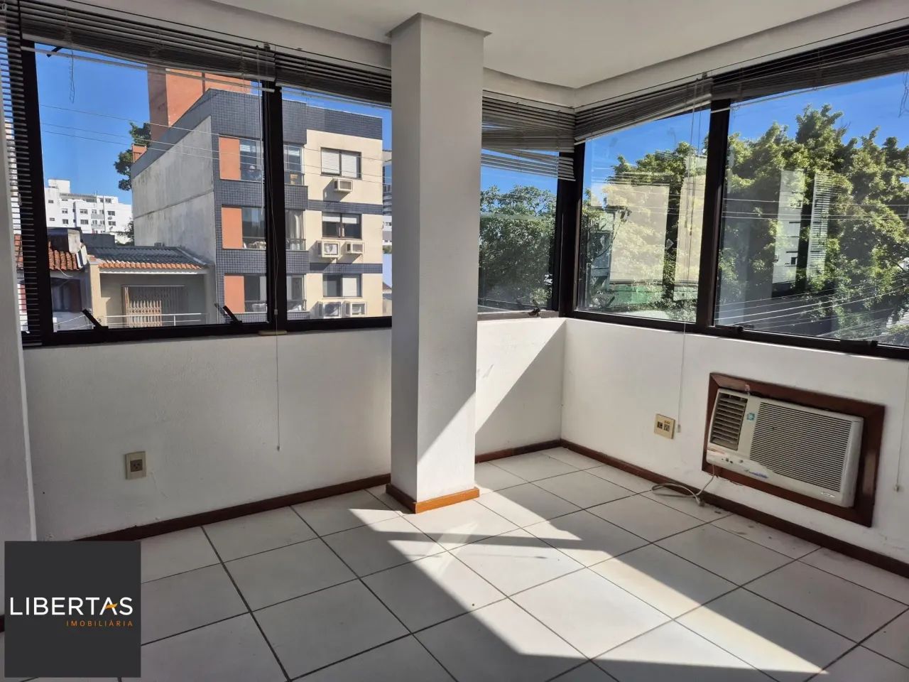 Sala com 6 divisórias e 2 vagas - Foto 5