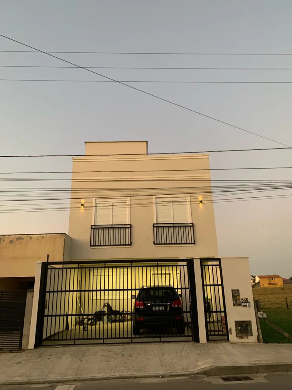 Casa Moderna e Completa! 3 Qts, Suíte c/ Closet, Churrasqueira e Finamente Acabada
