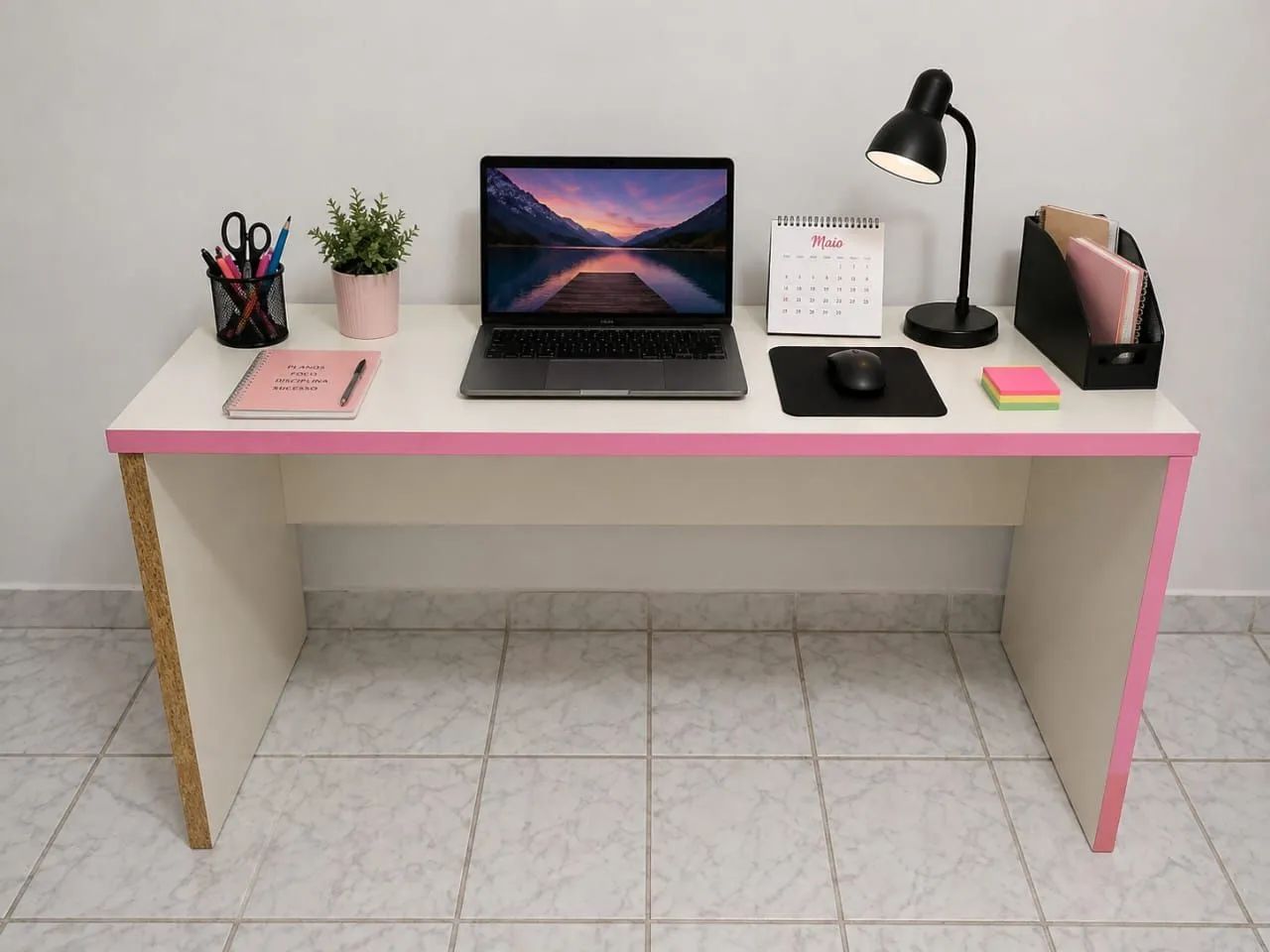 Kit de móveis branco com rosa bem interessante. 