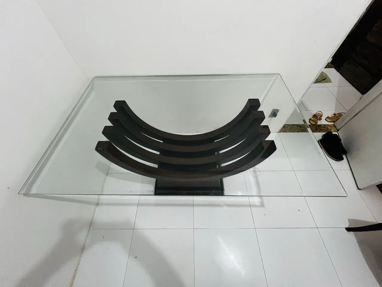 Mesa de Jantar em Vidro com Base de Madeira Maciça - Design Curvo - Foto 4
