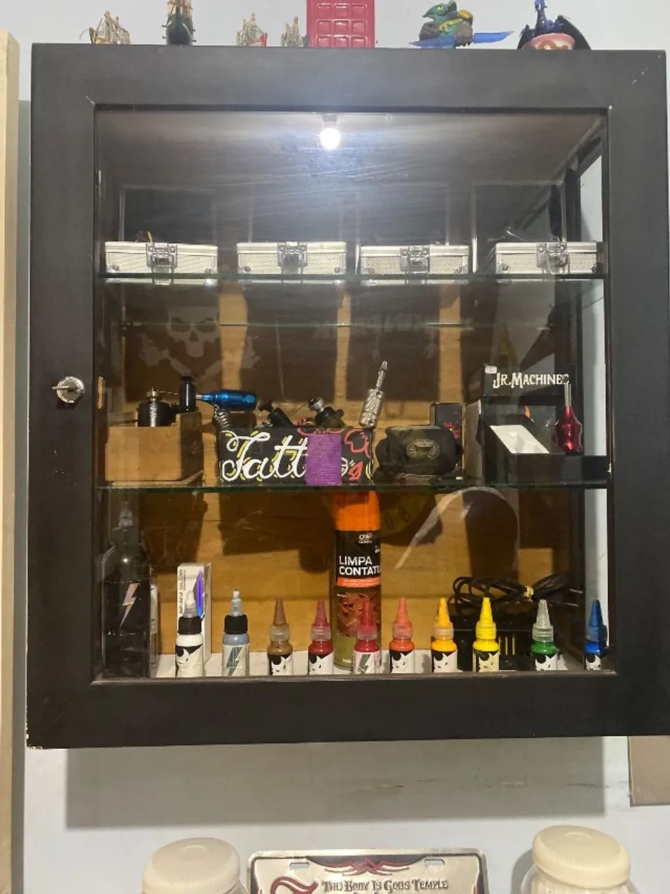 Vitrine de madeira com vidro medindo 60 por 58 cm  - Foto 2