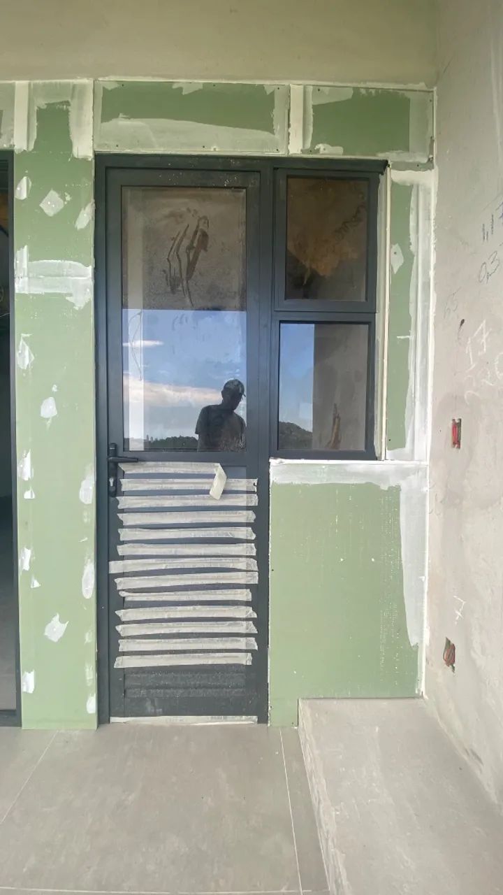 PORTA com  JANELA em ALUMINIO - Foto 2