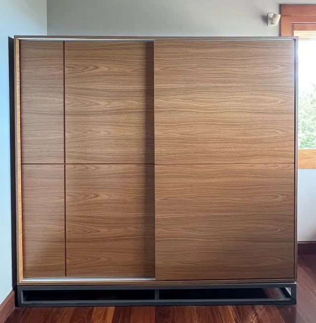 Guarda-roupa/armário em mdf com portas de correr