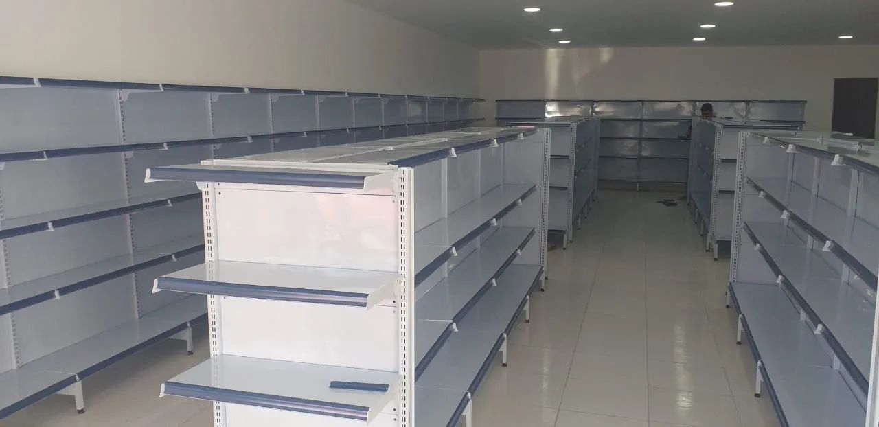 Gôndolas parede e centro na promoção marca s.a leiam o anúncio 