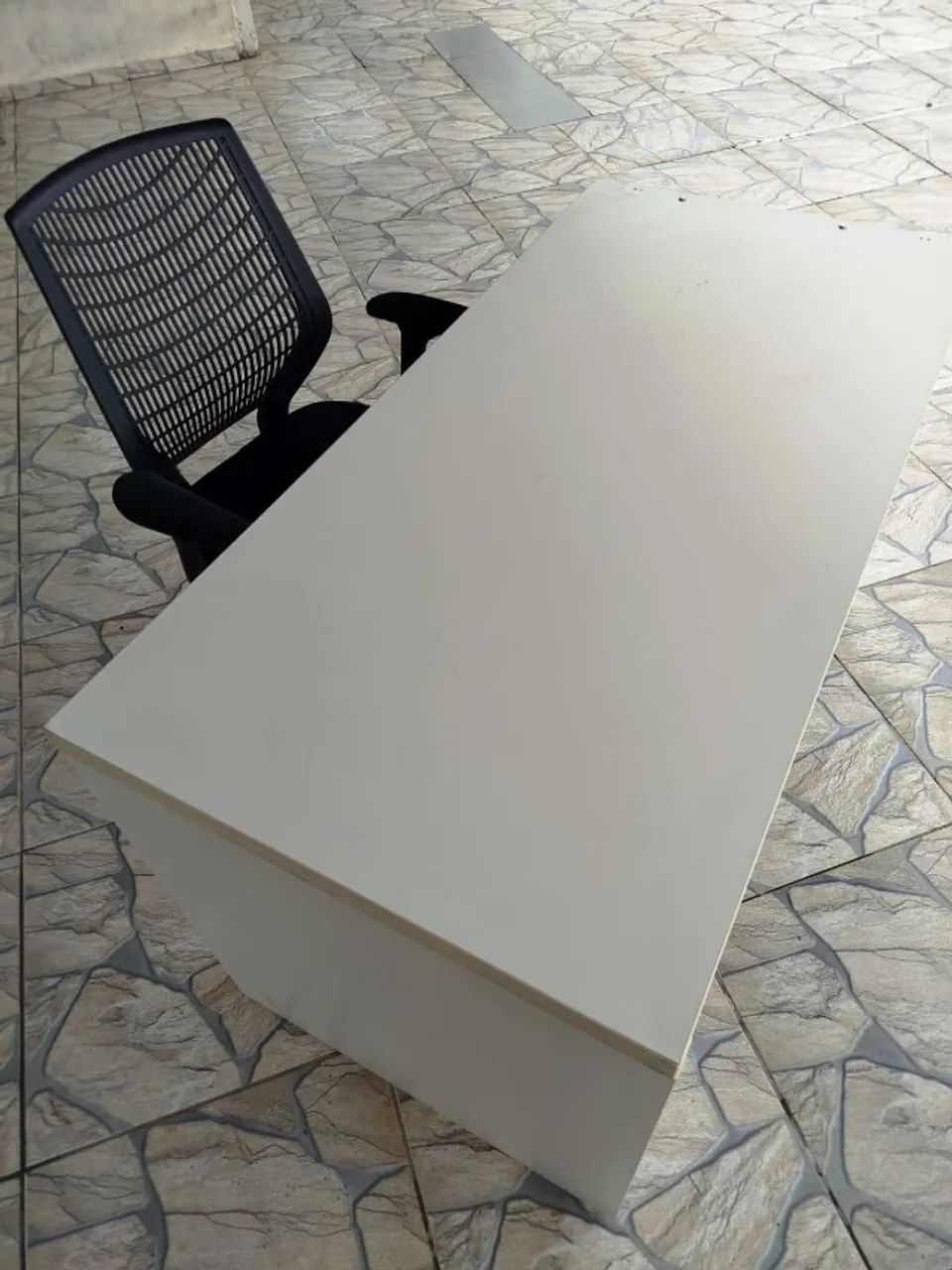 Mesa de escritório com cadeira