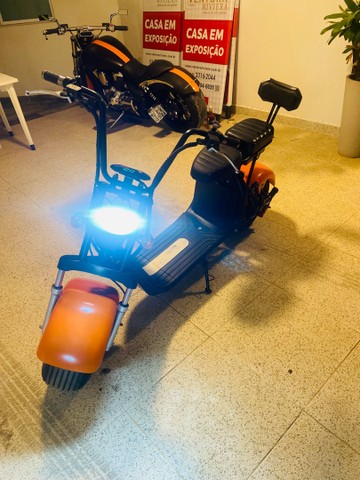 SCOOTER ELÉTRICA MOTO ELÉTRICA 2000W 2 BATERIAS VENDO TROCO