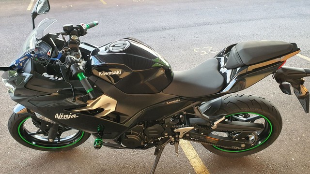 KAWASAKI NINJA 400 PRETA BAIXÍSSIMO KM