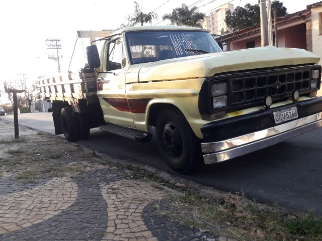 VENDE-SE CAMINHÃO F4000